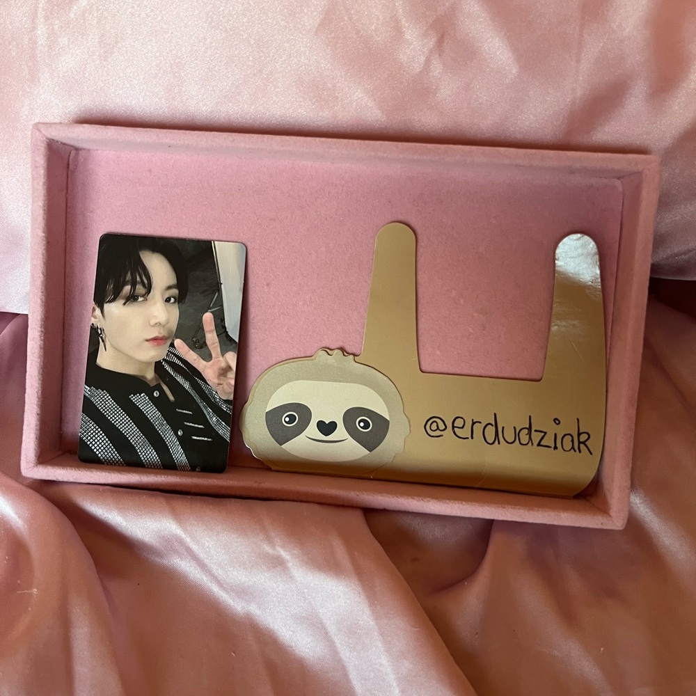 WTS $50

~ Jungkook pc MOTS ON:E Concept Photobook random